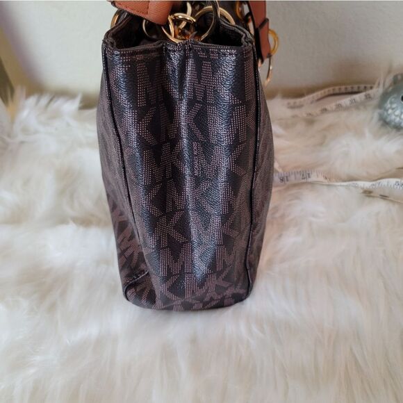 Michael Kors Shoulder bag. Like new condition. Medium size shoulder bag. - Picture 2 of 6